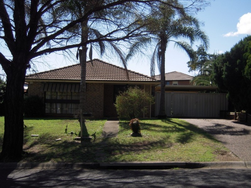 19 Hamlet Crescent, Rosemeadow NSW 2560