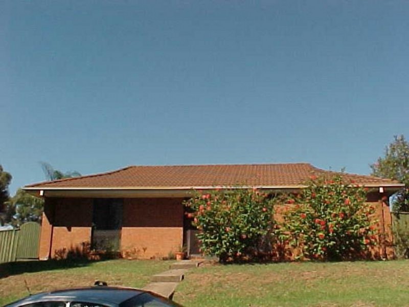 24 Lorenzo Crescent, Rosemeadow NSW 2560