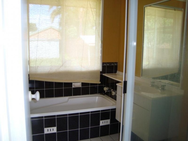33 Donalbain Cct, Rosemeadow NSW 2560