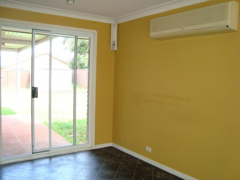 33 Donalbain Cct, Rosemeadow NSW 2560