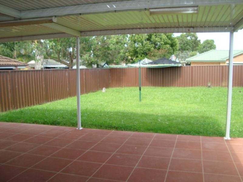 33 Donalbain Cct, Rosemeadow NSW 2560