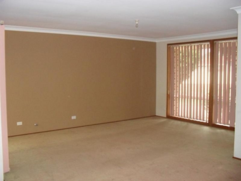 4 Torrens Place, Kearns NSW 2558