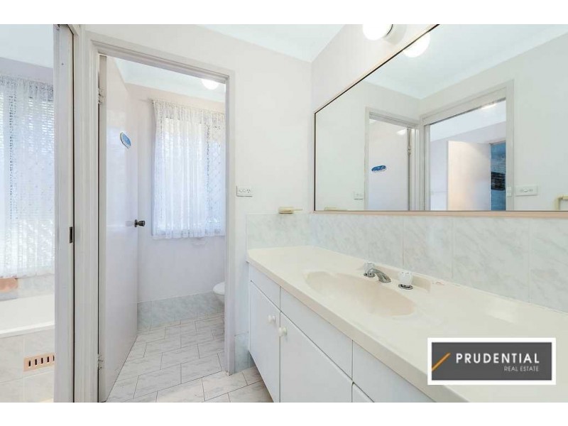 8 Valentine Place, Rosemeadow NSW 2560