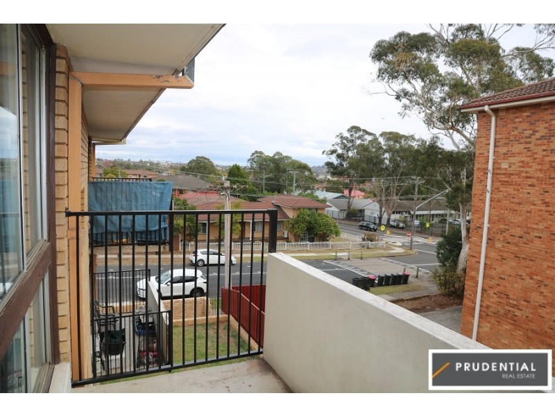 4/60 Lithgow St, Campbelltown NSW 2560