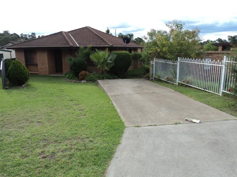 15B Lorenzo Cres, Rosemeadow NSW 2560