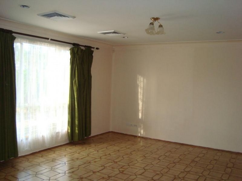 27 Woodland Rd, St Helens Park NSW 2560