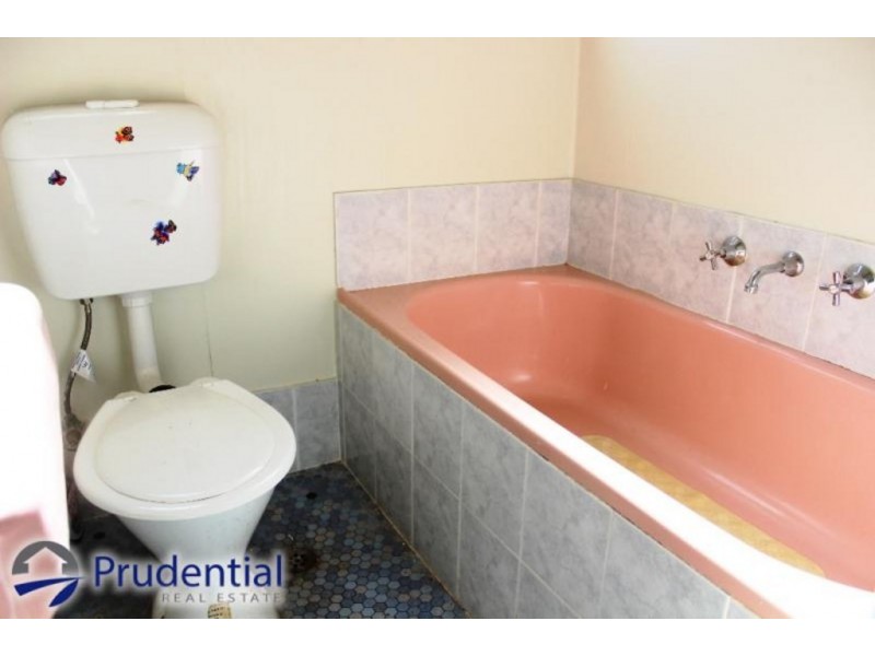 18 Donaldson St, Campbelltown NSW 2560