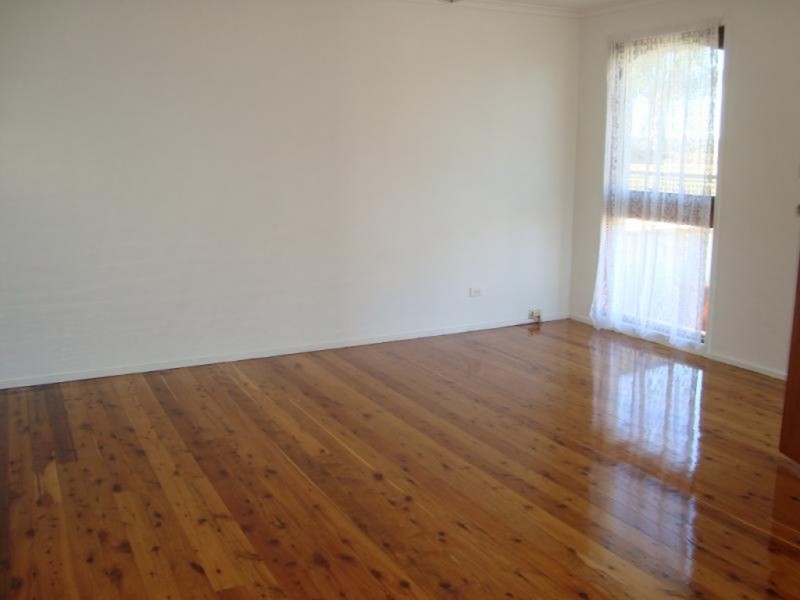 8 Emilia Close, Rosemeadow NSW 2560