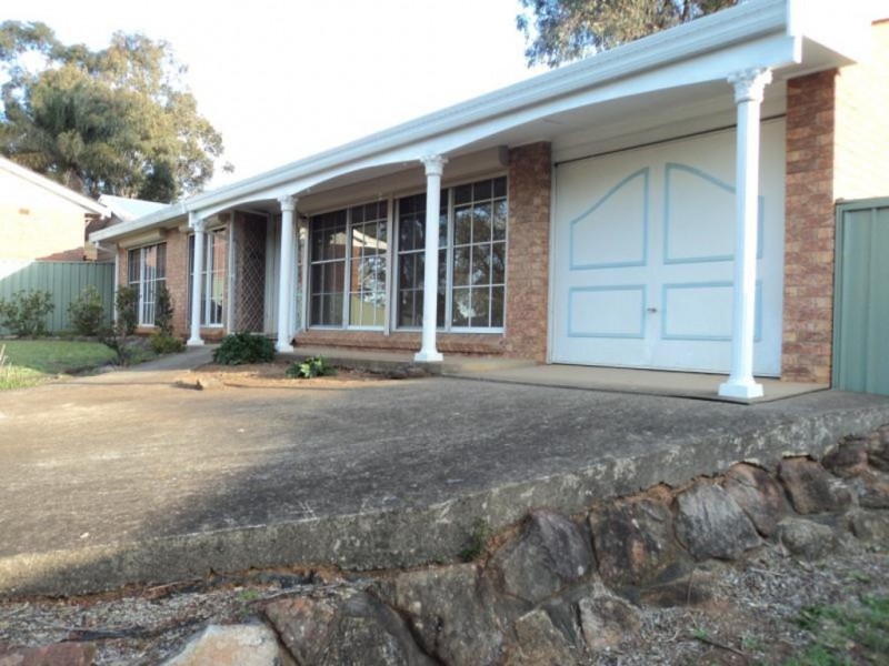 16 Trebbiano place, Eschol Park NSW 2558