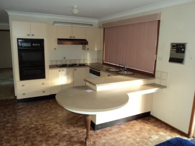 16 Trebbiano place, Eschol Park NSW 2558