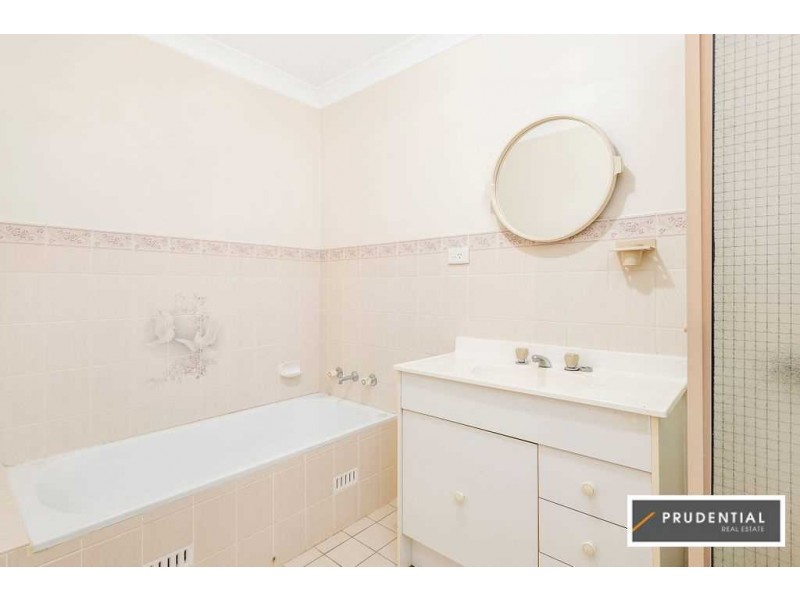 1/6 Larapinta Crescent, St Helens Park NSW 2560