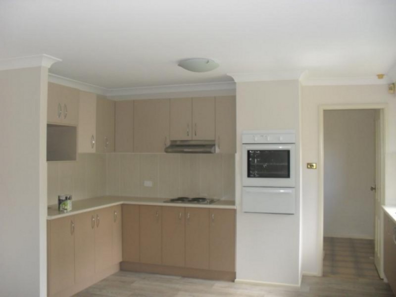 2 Edmund Place, Rosemeadow NSW 2560