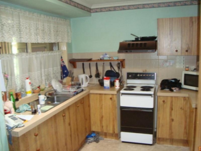 8 Hamlet Crescent, Rosemeadow NSW 2560