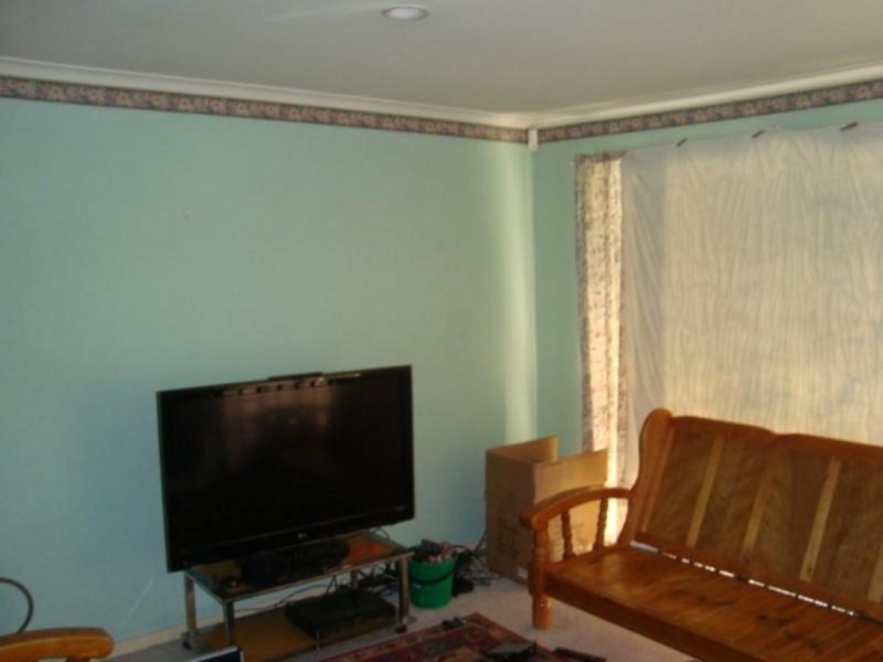 8 Hamlet Crescent, Rosemeadow NSW 2560