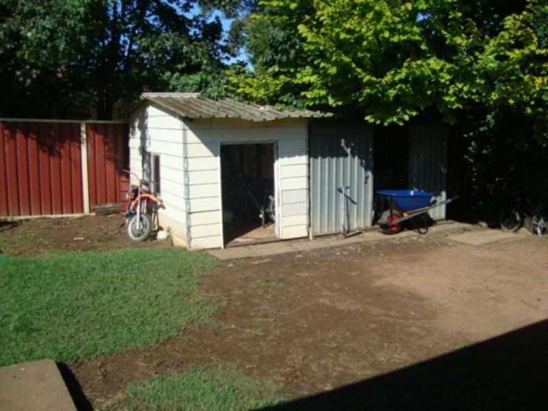 8 Hamlet Crescent, Rosemeadow NSW 2560