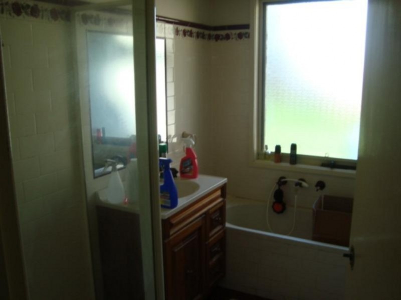 8 Hamlet Crescent, Rosemeadow NSW 2560