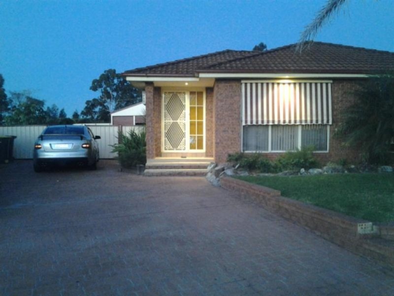 13 Ferdinand Place, Rosemeadow NSW 2560