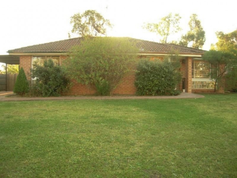 33 Oswald Crescent, Rosemeadow NSW 2560