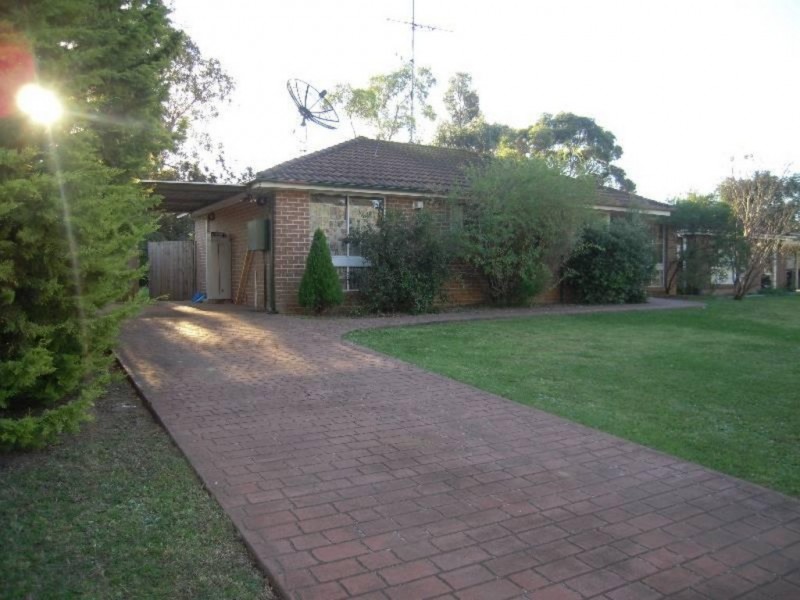 33 Oswald Crescent, Rosemeadow NSW 2560