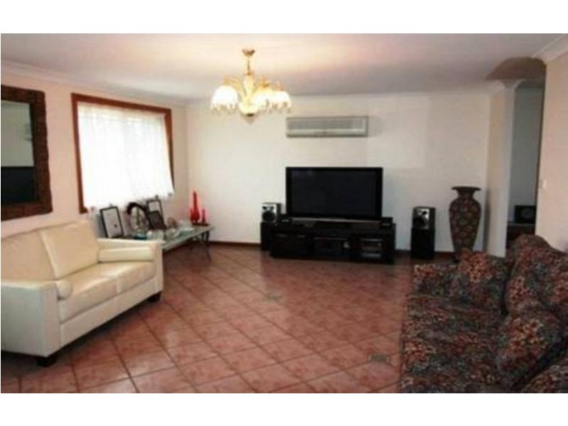 9 Cawdor Place, Rosemeadow NSW 2560