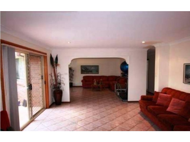 9 Cawdor Place, Rosemeadow NSW 2560