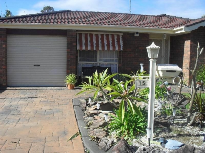 15 Elliott Place, St Helens Park NSW 2560
