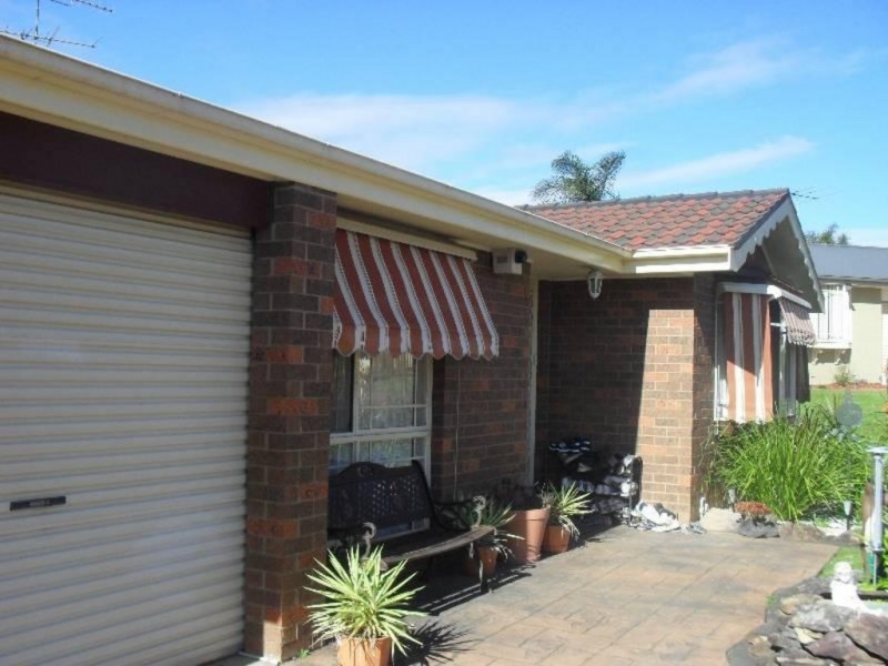 15 Elliott Place, St Helens Park NSW 2560