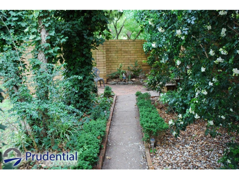 2/39 The Parkway, Bradbury NSW 2560