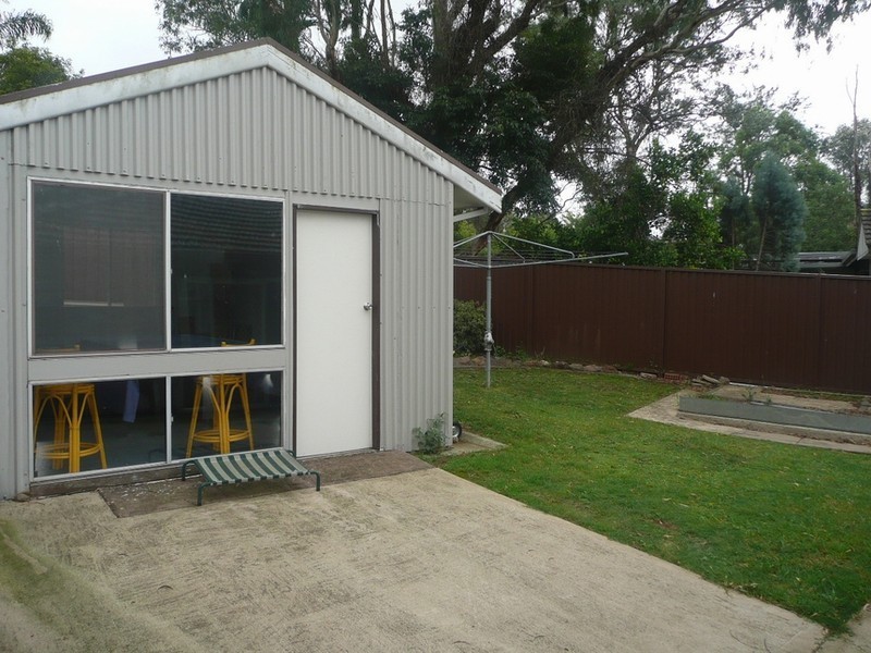 6 Lewin Crescent, Bradbury NSW 2560