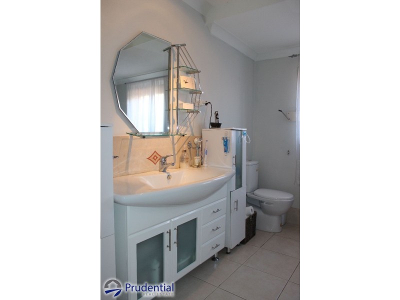 8B Falstaff Place, Rosemeadow NSW 2560