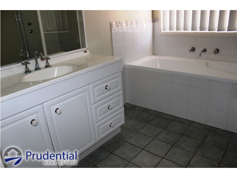 9 McLaughlin Cct, Bradbury NSW 2560