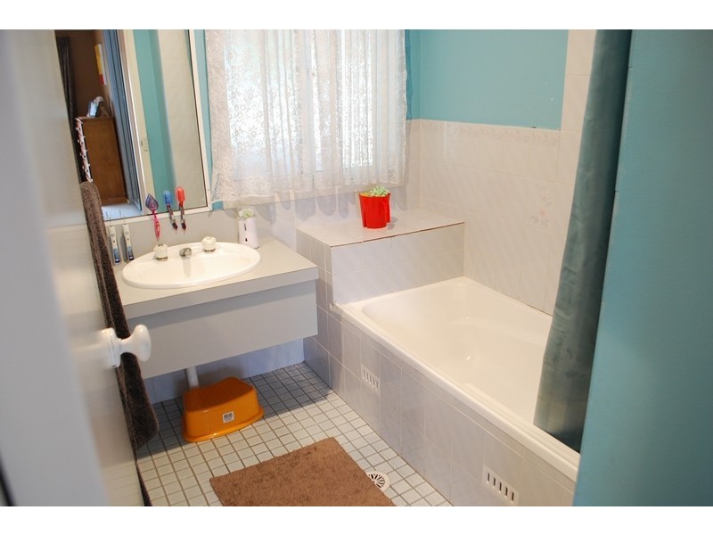 24 Balthasar Close, Rosemeadow NSW 2560