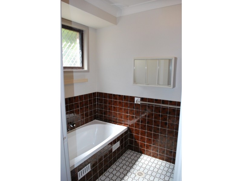 15 Hamlet Cresent, Rosemeadow NSW 2560