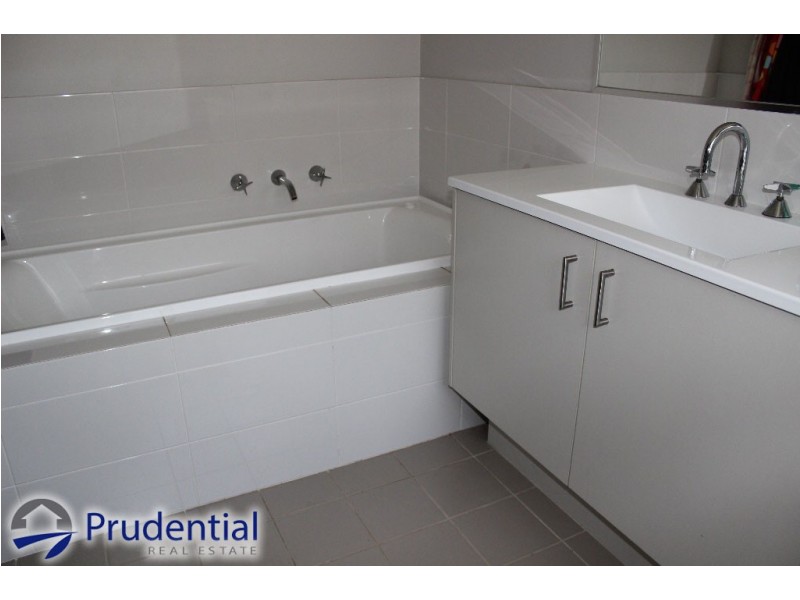 27 Kippax Ave, Leumeah NSW 2560