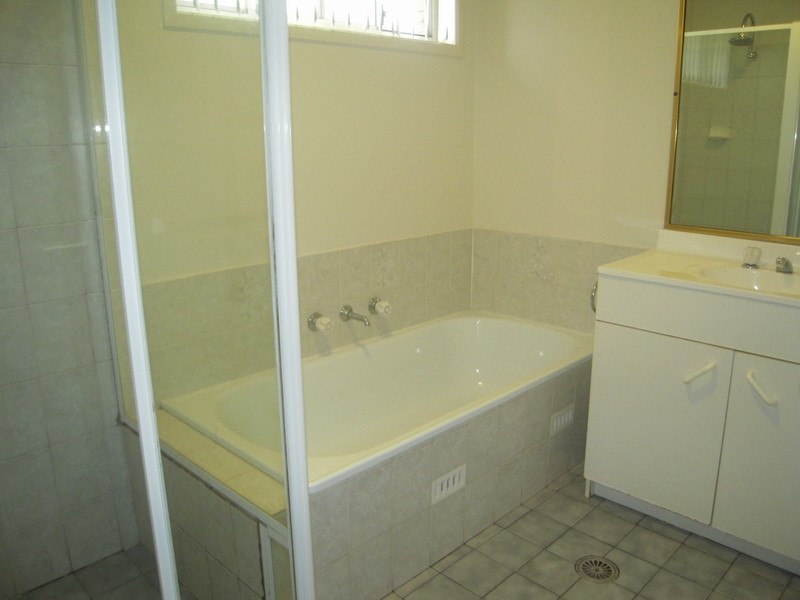 130 Chasselas Ave, Eschol Park NSW 2558