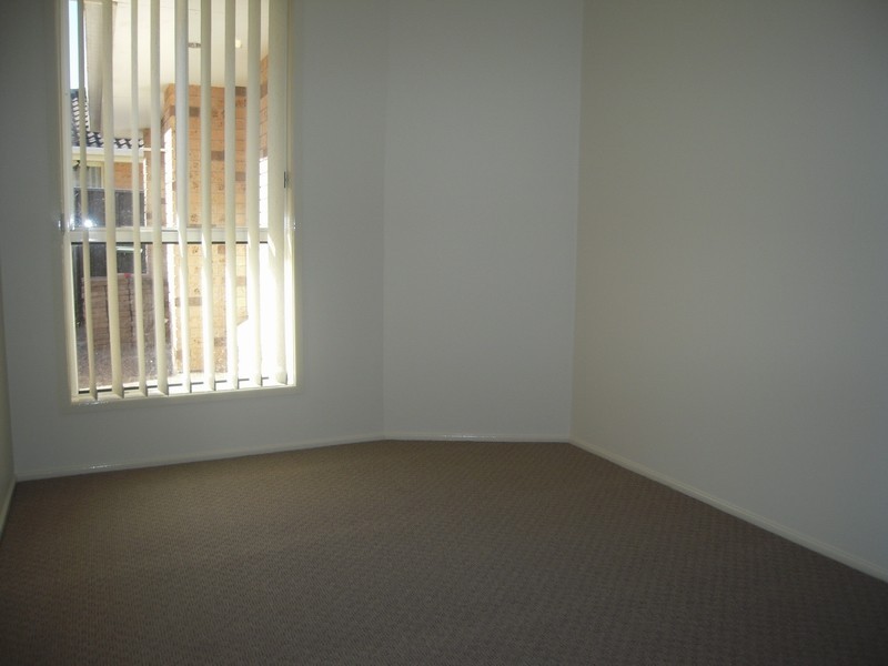 130 Chasselas Ave, Eschol Park NSW 2558