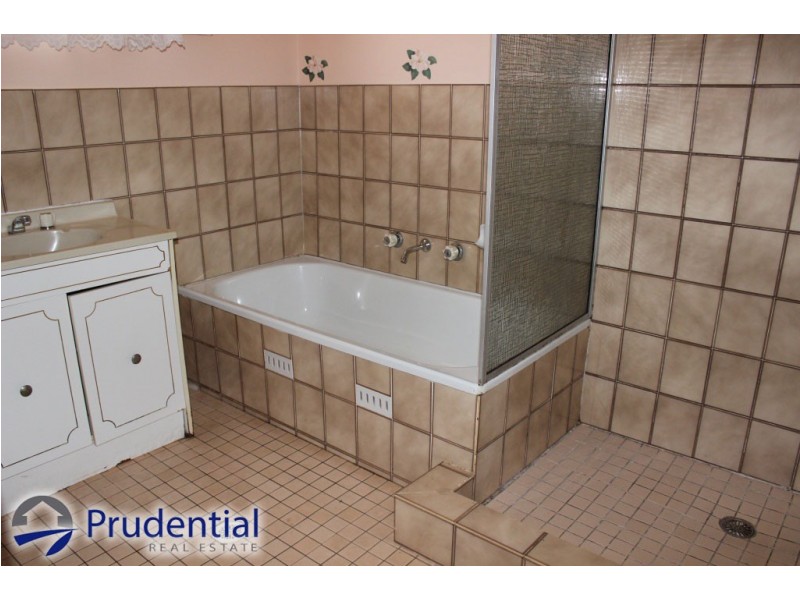 9 Campbell Close, Minto NSW 2566