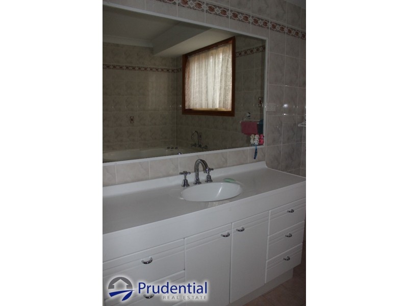 9 Cawdor Place, Rosemeadow NSW 2560