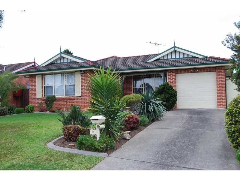 11 Robson Crescent, St Helens Park NSW 2560