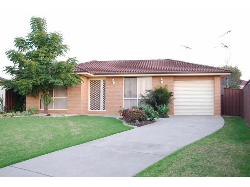13 Robson Cres, St Helens Park NSW 2560