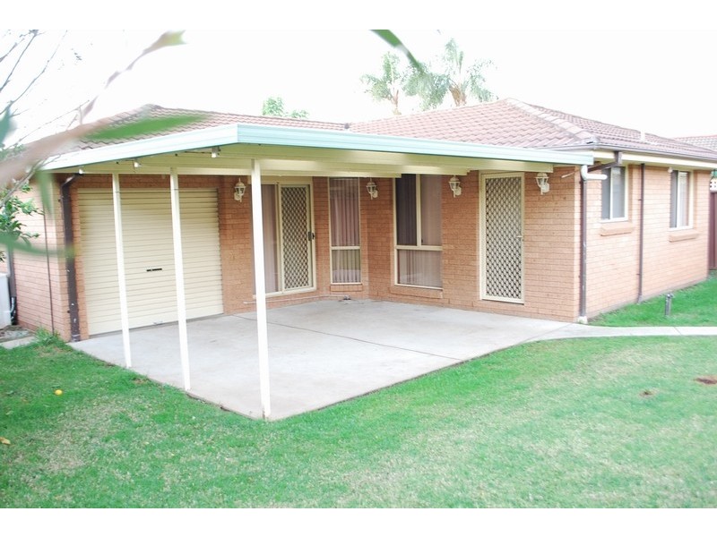 13 Robson Cres, St Helens Park NSW 2560