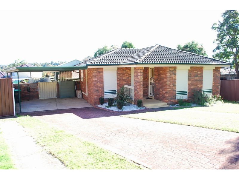 8 Fairlight Place, Woodbine NSW 2560