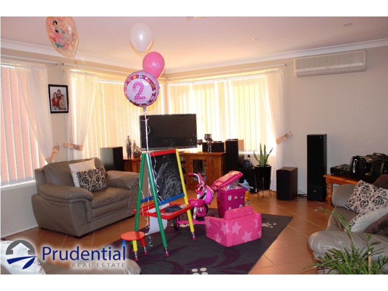 44 Archibald Cres, Rosemeadow NSW 2560