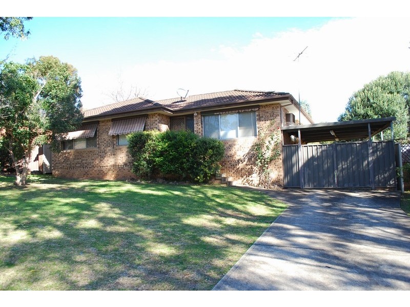 8 Anthony Drive, Rosemeadow NSW 2560