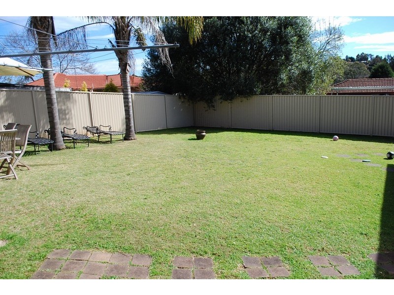 8 Anthony Drive, Rosemeadow NSW 2560