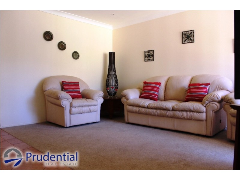 77 Donalbain Cct, Rosemeadow NSW 2560