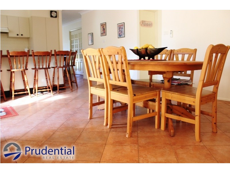 77 Donalbain Cct, Rosemeadow NSW 2560