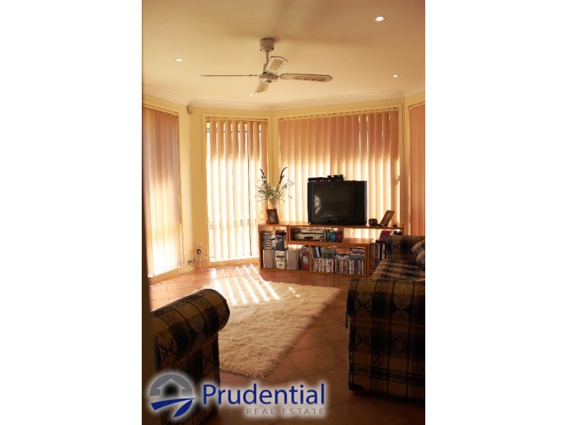 77 Donalbain Cct, Rosemeadow NSW 2560