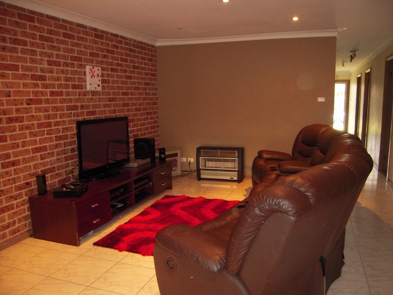 52A Oswald Cres, Rosemeadow NSW 2560