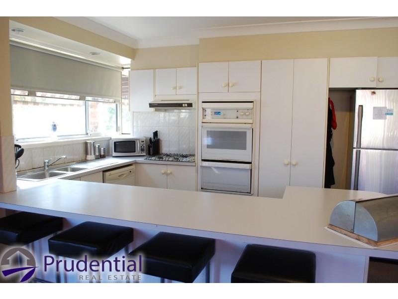 1 Yarra Close, Kearns NSW 2558
